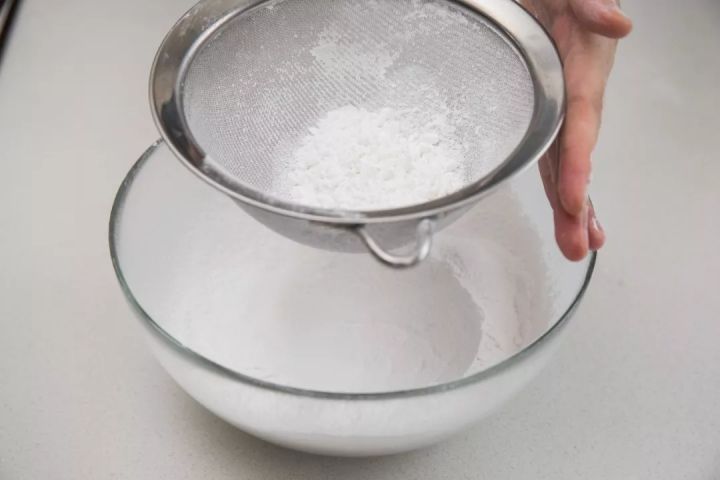 夏天适合品尝的糕点——桂花蒸米糕,又叫雪蒸糕,名字听起来就很清爽。