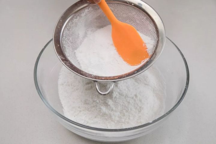 夏天适合品尝的糕点——桂花蒸米糕,又叫雪蒸糕,名字听起来就很清爽。