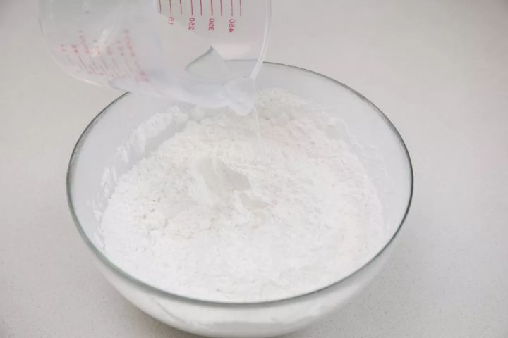 夏天适合品尝的糕点——桂花蒸米糕,又叫雪蒸糕,名字听起来就很清爽。