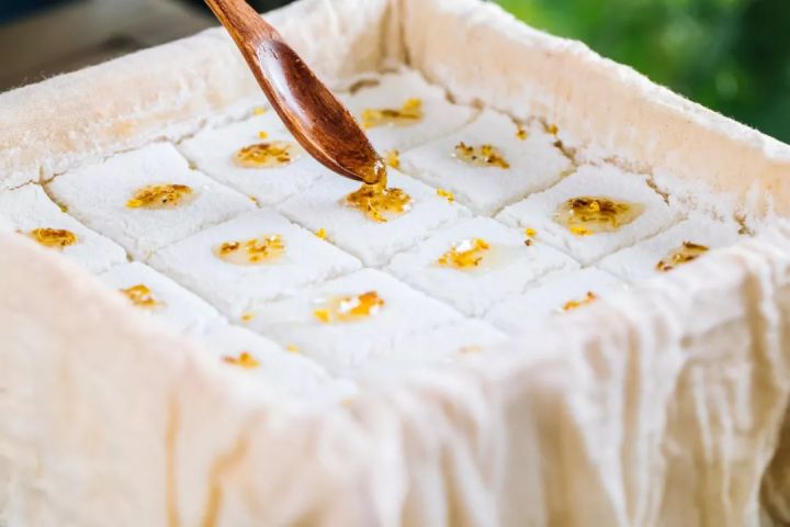夏天适合品尝的糕点——桂花蒸米糕,又叫雪蒸糕,名字听起来就很清爽。