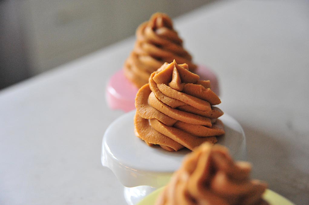 焦糖鲜奶油挤花与内馅制作方法