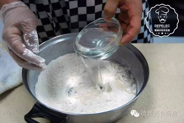 面包揉面，手工揉面快速出膜小技巧 容易出膜又不累