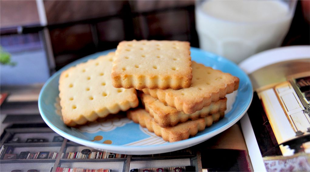 为何蛋糕放了变硬饼干却变软？