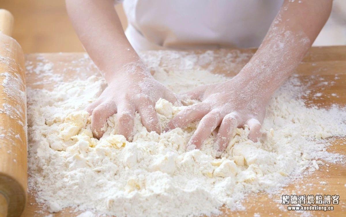 高筋面粉和低筋面粉有什么区别？蒸馒头做面条该用哪种？