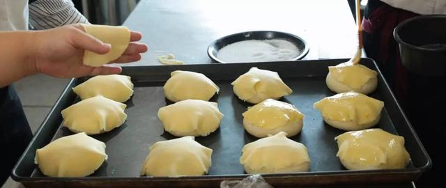 学烘焙需要揉面吗？面团揉面手法及发酵技巧，做面包不再难！（详细图解）