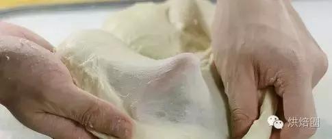 面团揉不出膜怎么补救?手揉面团,怎样做才能快速出膜?