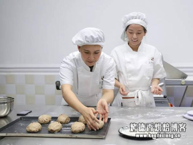 学烘焙需要揉面吗？面团揉面手法及发酵技巧，做面包不再难！（详细图解）