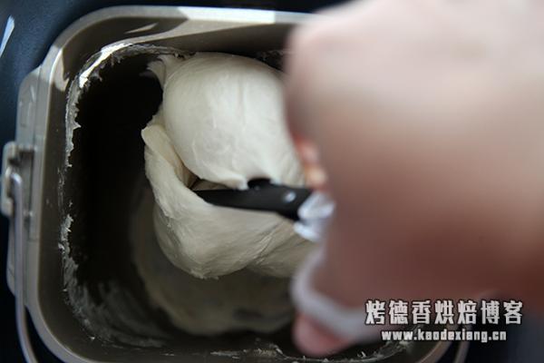 面包机揉面出膜的诀窍 面包机100%出膜的2个简单小技巧!
