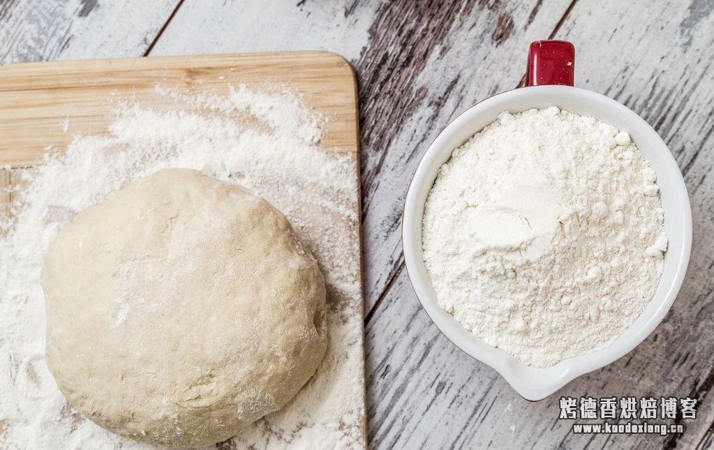 高筋面粉和低筋面粉有什么区别？蒸馒头做面条该用哪种？