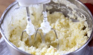 自制黄油——奶油打发过头了怎么办？教你一招变废为宝