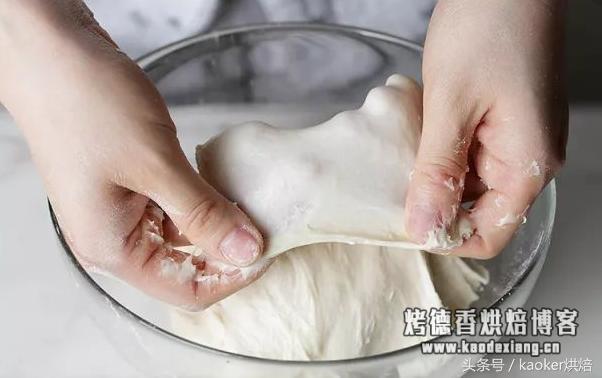 面包出膜技巧?掌握揉面方法,别让“手套膜”打击你对面包的狂热