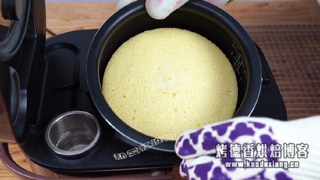 五个鸡蛋加点面粉就能做个大蛋糕，不用烤箱不用泡打粉特简单！