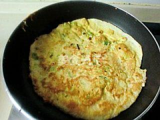 玉米鸡蛋饼,玉米粉和面粉要放多少才能做得香嫩?