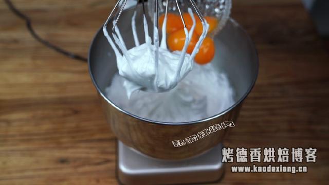 五个鸡蛋加点面粉就能做个大蛋糕，不用烤箱不用泡打粉特简单！