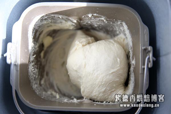 面包机揉面出膜的诀窍 面包机100%出膜的2个简单小技巧!