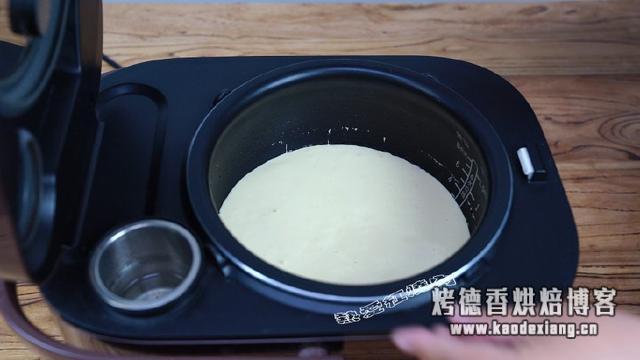 五个鸡蛋加点面粉就能做个大蛋糕，不用烤箱不用泡打粉特简单！