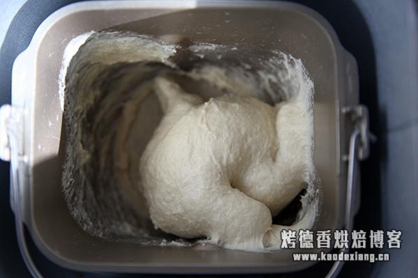 面包机揉面出膜的诀窍 面包机100%出膜的2个简单小技巧!