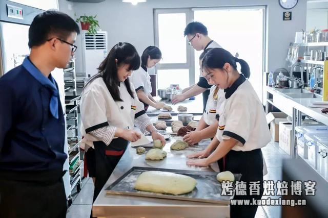 学烘焙需要揉面吗？面团揉面手法及发酵技巧，做面包不再难！（详细图解）