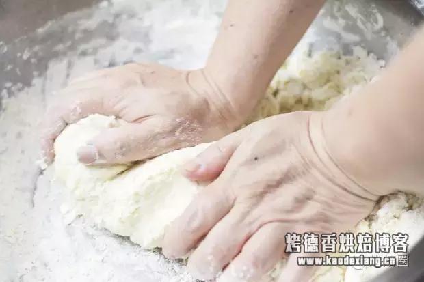 面团揉不出膜怎么补救?手揉面团,怎样做才能快速出膜?