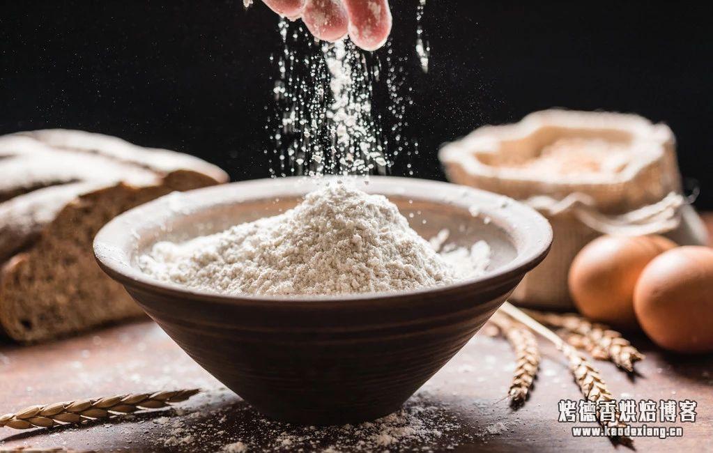 高筋面粉和低筋面粉有什么区别？蒸馒头做面条该用哪种？