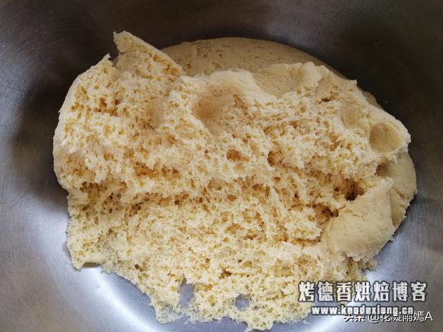 面粉别只会蒸馒头,加1个鸡蛋,1碗玉米粉,做成它,外酥里软特香