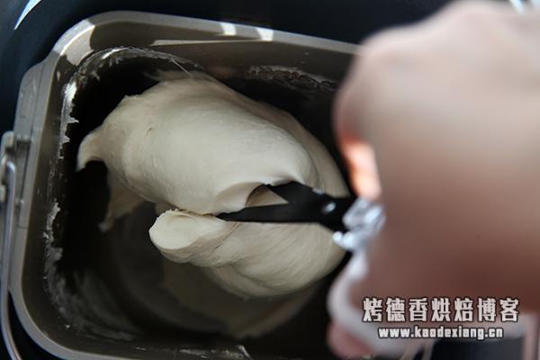 面包机揉面出膜的诀窍 面包机100%出膜的2个简单小技巧!
