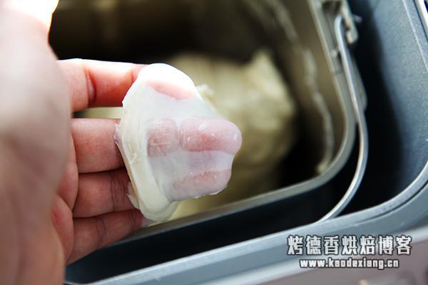 面包机揉面出膜的诀窍 面包机100%出膜的2个简单小技巧!