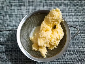 黄油打发奶油怎么做?淡奶油简单自制黄油（附注意事项）