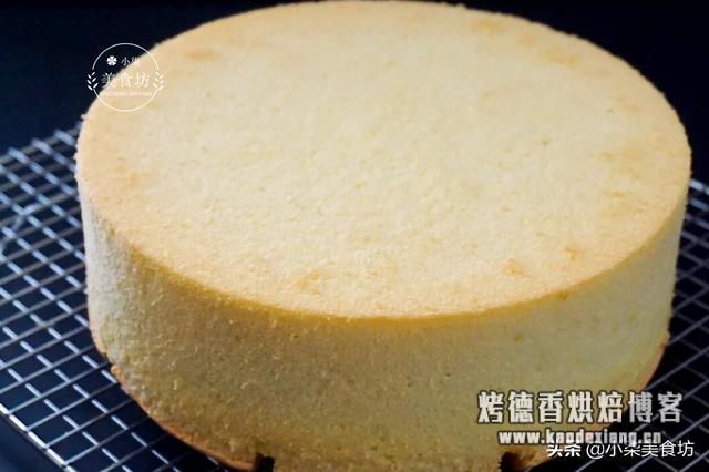 晒晒我家戚风蛋糕,掌握2个关键点,松软不塌陷,出炉瞬间被扫光