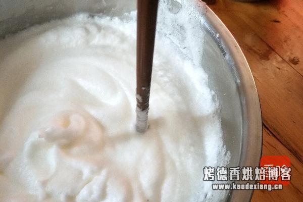 电饭煲蛋糕的做法图解 教你做老人小孩爱吃的蒸蛋糕,好吃不上火,做法简单,蒸一蒸就好