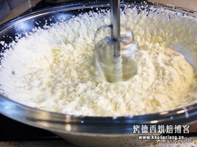 你知道黄油是怎么做的吗?其实做法很简单,一盒淡奶油就搞定