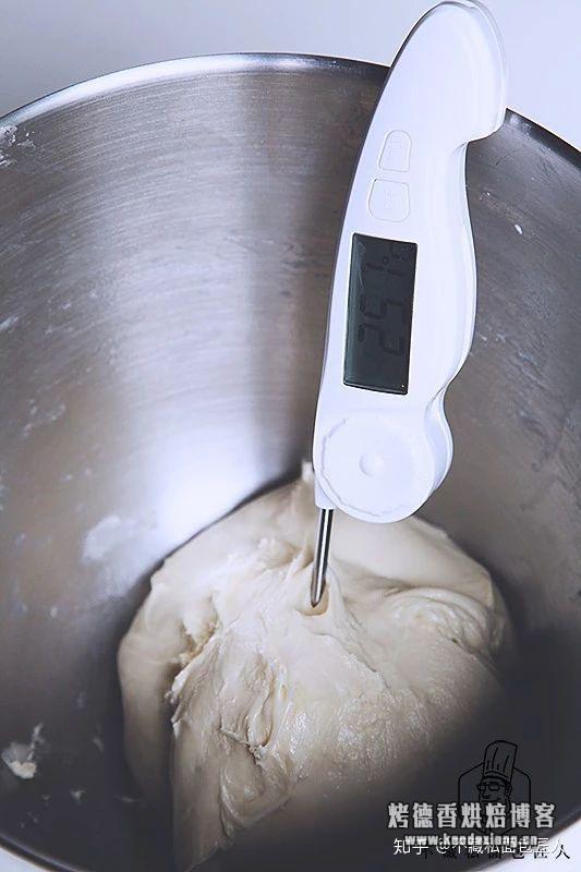面团揉面的几个阶段?用了这个方法揉面后,时间缩短了,面温也好控制了!