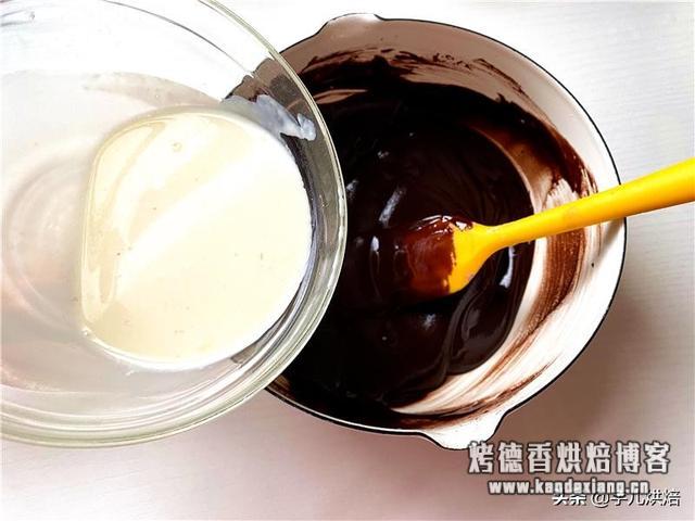 教你做巧克力古早味蛋糕,黄金比例配方,不缩不塌,棉花一般柔软