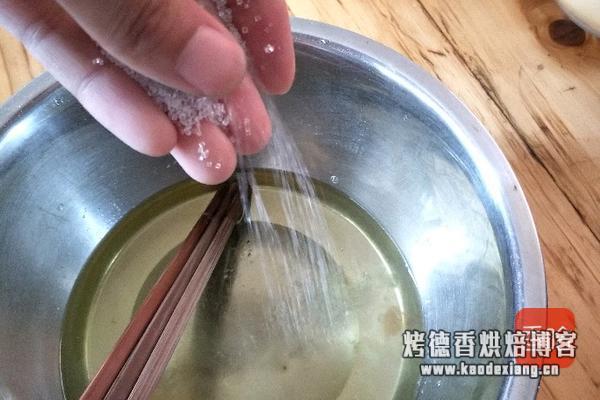电饭煲蛋糕的做法图解 教你做老人小孩爱吃的蒸蛋糕,好吃不上火,做法简单,蒸一蒸就好