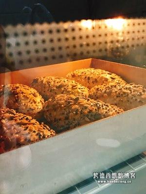 软到不知所措的芝麻包 制作方法