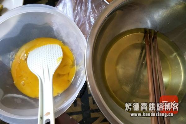 电饭煲蛋糕的做法图解 教你做老人小孩爱吃的蒸蛋糕,好吃不上火,做法简单,蒸一蒸就好