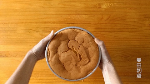 为了做好这个戚风蛋糕,我用了一整箱鸡蛋,从此告别凹底和塌陷