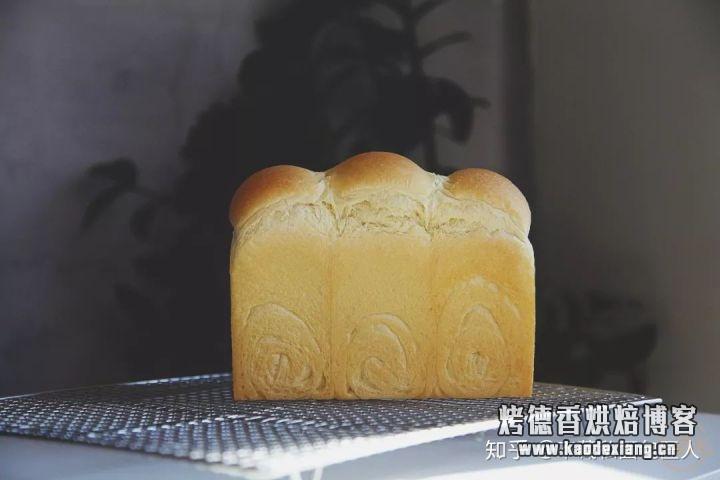 面包制作中,滚圆这个步骤怎么操作?