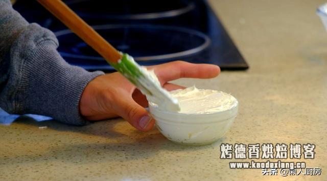 你知道黄油是怎么做的吗?其实做法很简单,一盒淡奶油就搞定