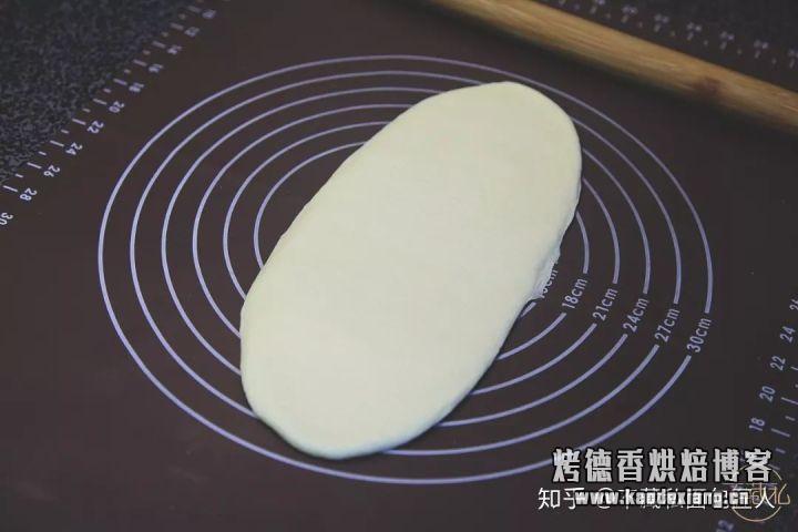 面包制作中,滚圆这个步骤怎么操作?