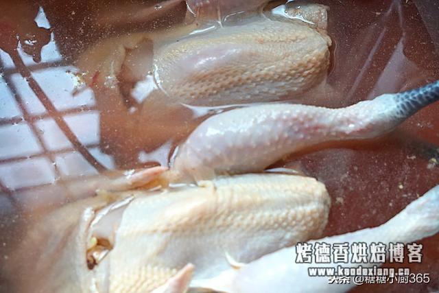 微波炉烤整鸡多长时间?烤鸡别出去买了,一袋酱料腌一腌,自己就能烤,香的直流口水