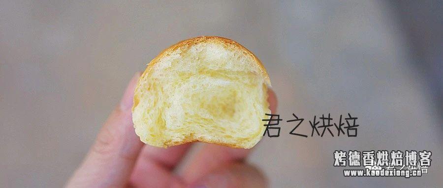 面包制作方法  一口小面包，有着非常诱人的香味