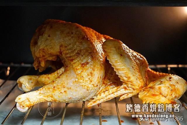 微波炉烤整鸡多长时间?烤鸡别出去买了,一袋酱料腌一腌,自己就能烤,香的直流口水