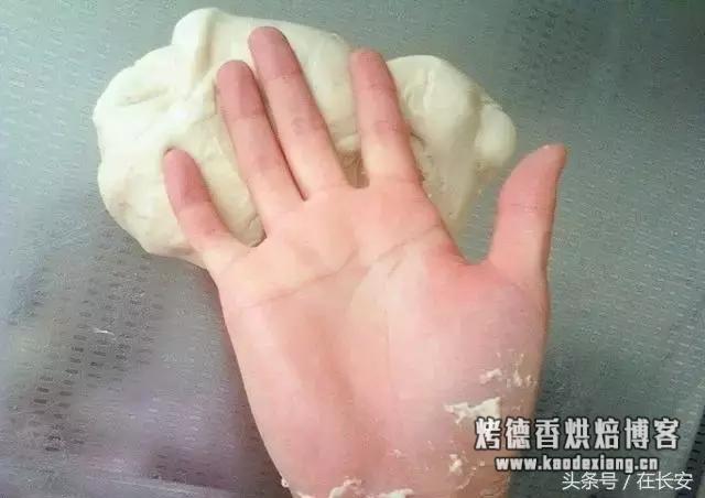 最详细的手工揉面方法，窍门、手法全在里面 如何揉面光滑
