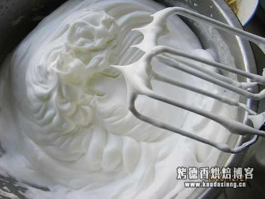 烘焙蛋糕,总是很薄,膨不起来,但是蛋白打发我试过多种,都是一样的结果。使用的是不沾模具,是这个原因吗?