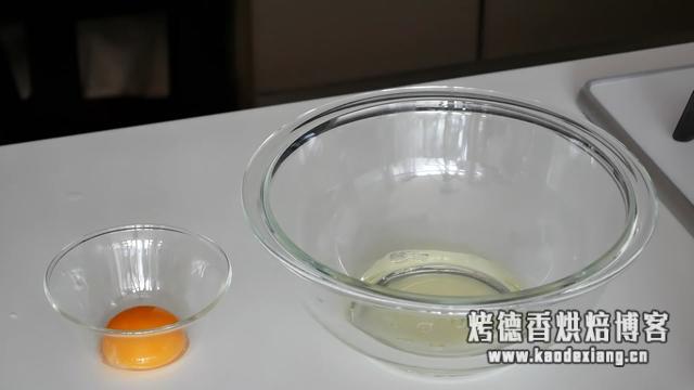做蛋糕时,如何更容易地打发好蛋白?我有个小秘诀要告诉你