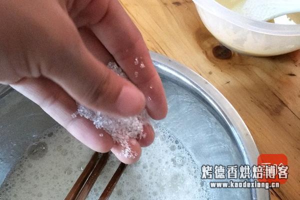 电饭煲蛋糕的做法图解 教你做老人小孩爱吃的蒸蛋糕,好吃不上火,做法简单,蒸一蒸就好