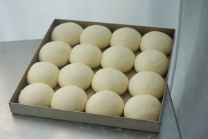 ?超简单快手，柔软拉丝，一次发酵，牛奶小餐包