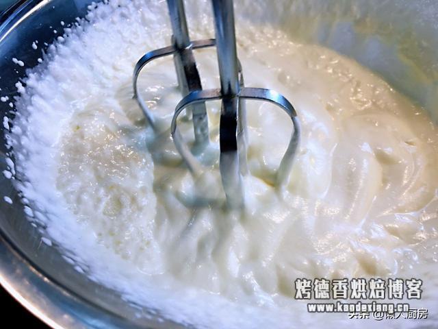 你知道黄油是怎么做的吗?其实做法很简单,一盒淡奶油就搞定