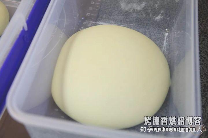 面包制作中,滚圆这个步骤怎么操作?